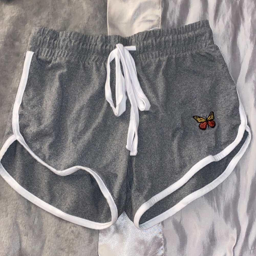 grey shorts